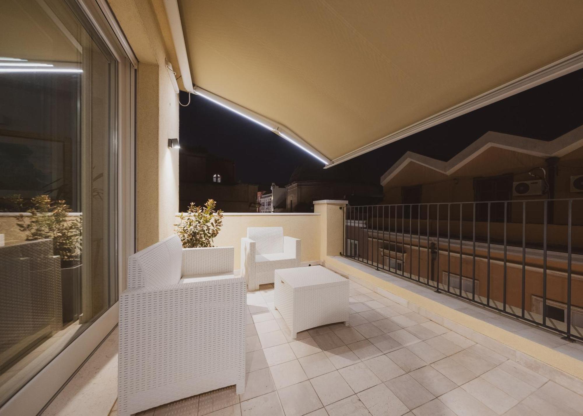 Luxury Suite La Terrazza In Pieno Centro In Кальярі Екстер'єр фото