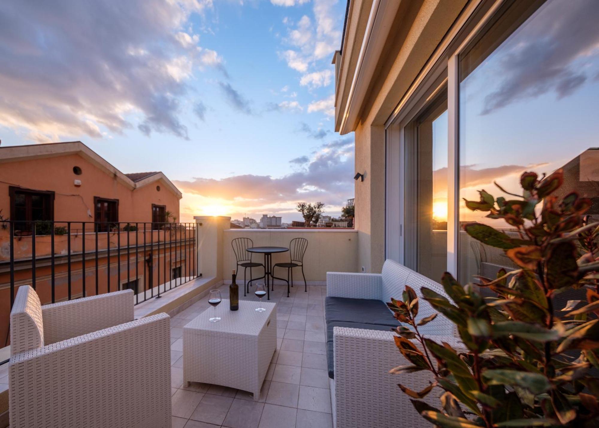 Luxury Suite La Terrazza In Pieno Centro In Кальярі Екстер'єр фото